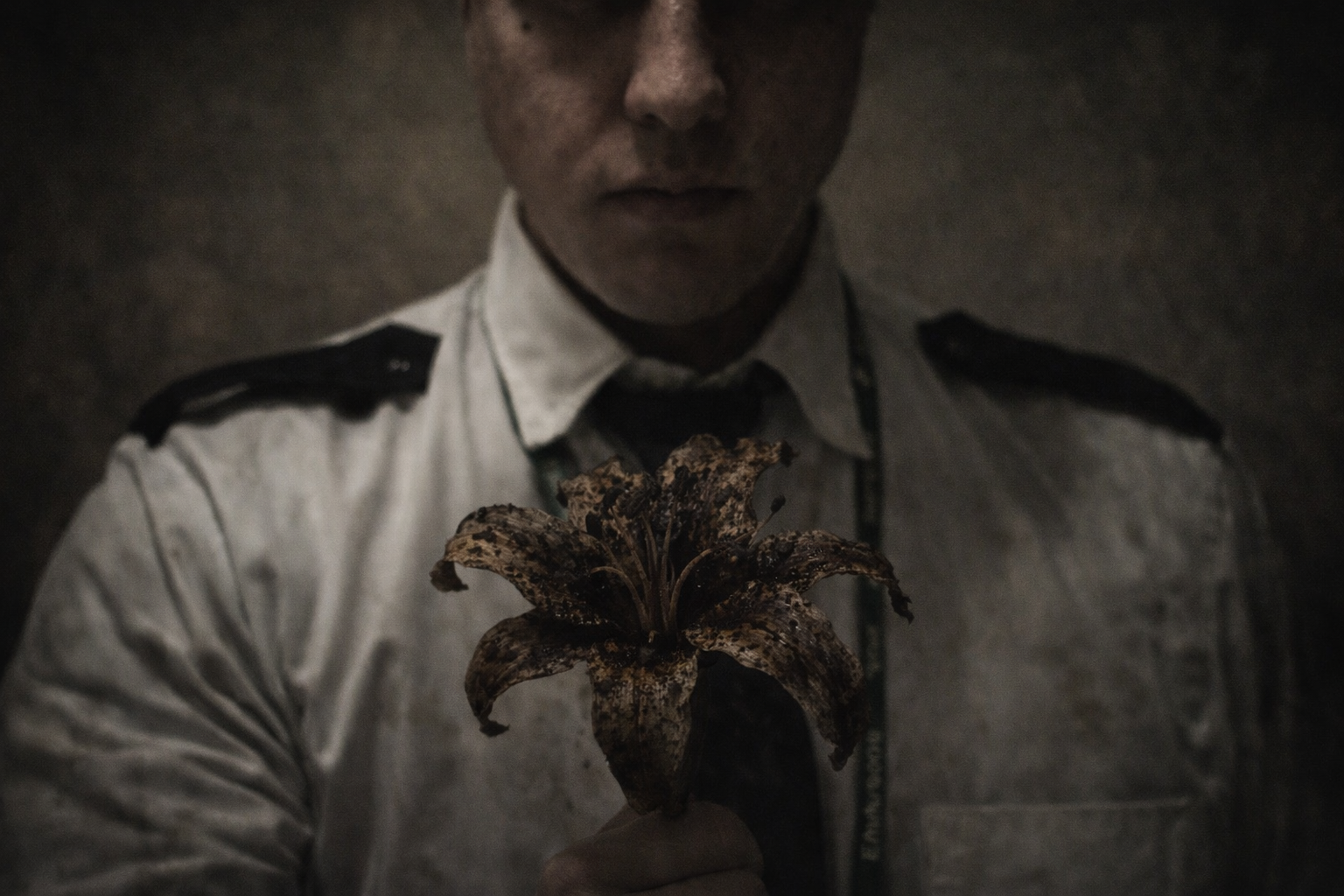 Retrato minimalista com lírio escuro no peito